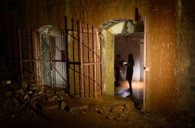 Кам'яний бункер епохи колоніальної Індії знайдено в офіційній резиденції губернатора штату Махараштра в Мумбаї. Вхід в бункер має висоту понад 5 метрів. Сама споруда являє собою довгий коридор з 13 приміщеннями з боків загальною площею близько 465 квадратних метрів. Фото: AFP