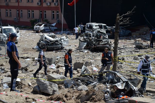 Троє поліцейських загинули і понад 100 осіб отримали поранення в результаті вибуху біля будівлі поліції в турецькій провінції Елязиг. Фото: AFP