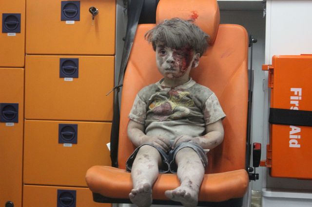 В Алеппо из-под завалов спасли 5-летнего мальчика. Фото: AFP