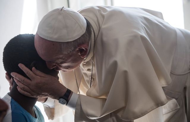 Папа Римский Франциск посетил апартаменты, в которых живут бывшие проститутки, и провел с ними беседу. Фото: AFP