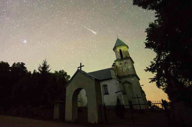 С 11 по 13 августа 2016 года весь мир наблюдает за мощнейшим метеоритным дождем. Звездопад Персеиды – это ежегодный метеорный поток, который, появляется в августе со стороны созвездия Персея. Звездопад формируется в результате прохождения Земли через шлейф пылевых частиц, выпущенных кометой Свифта – Таттла. Фото: AFP