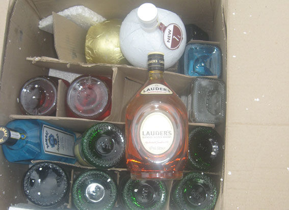 <p>У водія вилучили близько 700 пляшок незаконного алкоголю. Фото: поліція</p>