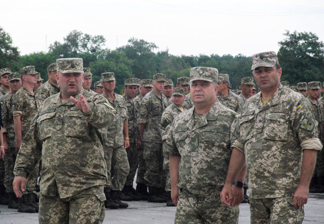 <p><span>Полторак проінспектував бійців Чугуївського гарнізону, фото mil.gov.ua</span></p>
