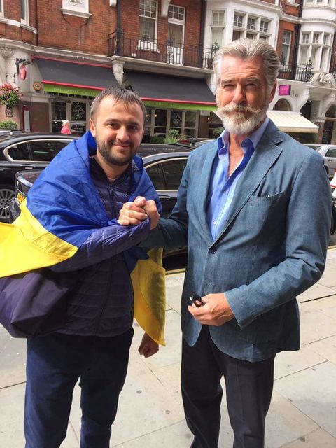 Пирс Броснан и украинские патриоты. Фото: facebook.com/typovyjlondon