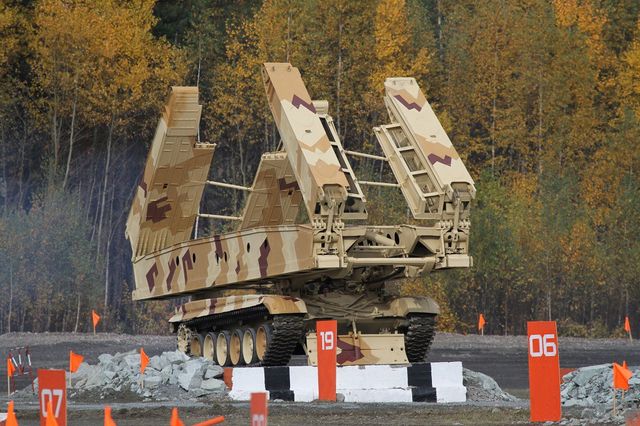 Танковый мостоукладчик МТУ-72 предназначен для наведения однопролетного металлического моста грузоподъемностью до 50 тонн. Машина способна перекидывать мосты через препятствия, ширина которых не превышает 20 метров, а сам мост автоматически раскладывается за 3 минуты.