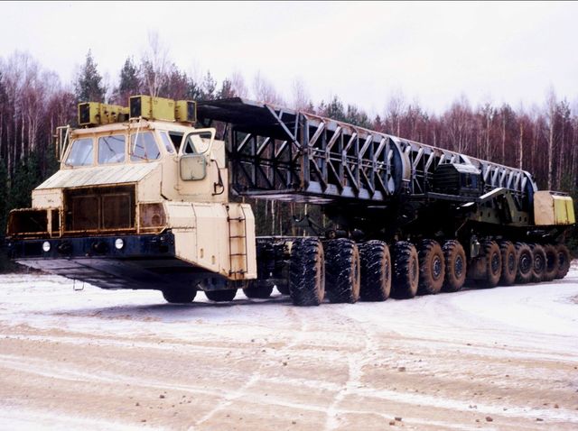 Вантажне шасі МАЗ-7909 – єдина в світі машина з 24 провідними колесами, 16 з яких керовані. Розроблявся пристрій як шасі для пускової установки ракетного комплексу.