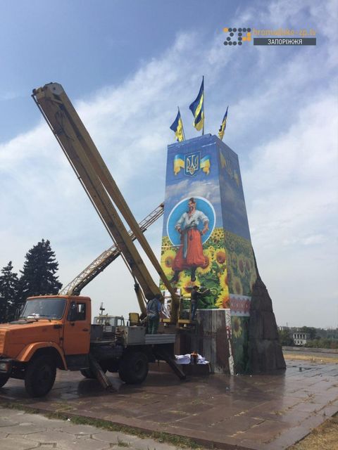 <p>Монумент обновили. Фото: hromadske-zp.tv</p>