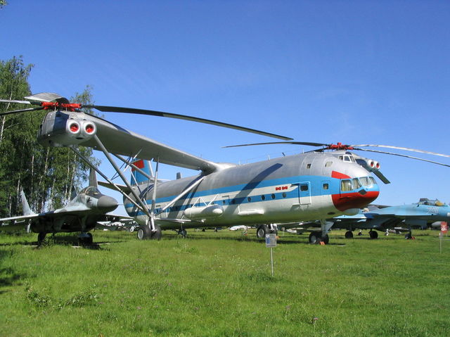 Вертолет Ми-12 — вертолет с самыми большими габаритами и грузоподъемностью в мире. Его вес составляет 105 тонн. В августе 1969 года Ми-12 поднял в воздух груз весом 44 300 кг — этот рекорд до сих пор не побил ни один вертолет.<br />
