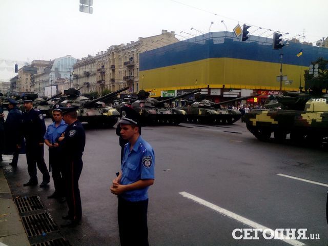 <p>У центрі Києва готуються до параду. Фото: Д.Нінько</p>
