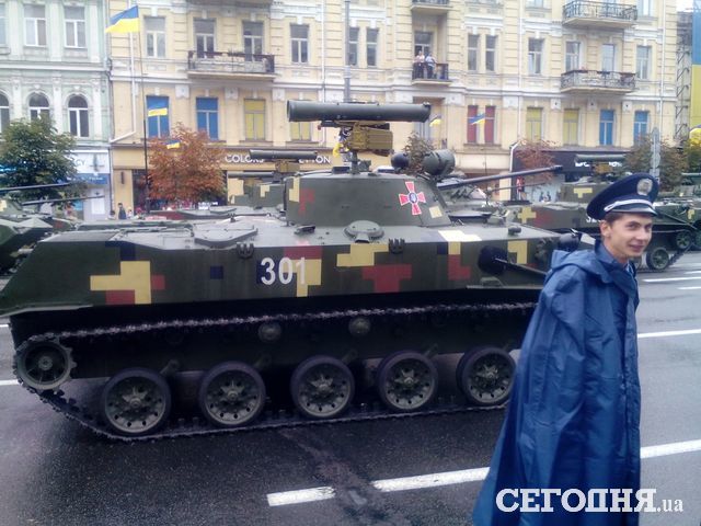 <p>У центрі Києва готуються до параду. Фото: Д.Нінько</p>