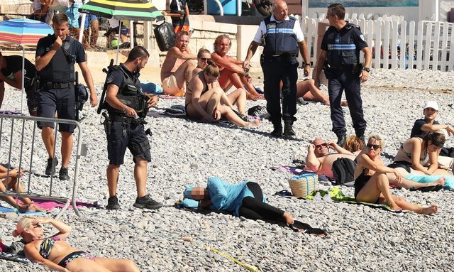 У Ніцці відразу четверо поліцейських змусили жінку зняти буркіні прямо на пляжі. Фото: Wikimedia Commons / Giorgio Montersino