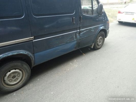 <p>Водій мікроавтобуса розбив п'ять машин. Фото: podrobnosti.mk.ua</p>