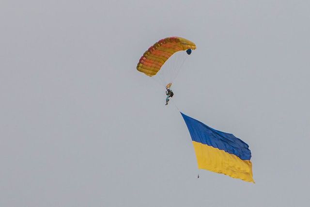Первыми небо покоряли парашютисты. Зрителей удивляли самым большим Флагом Украины, развернутым в небе