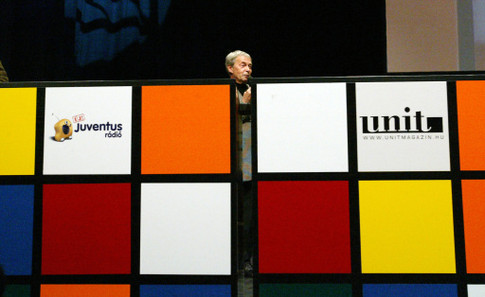 На конкурс пришел изобретатель кубика 63-летний венгерский профессор Эрно Рубик. Фото AFP