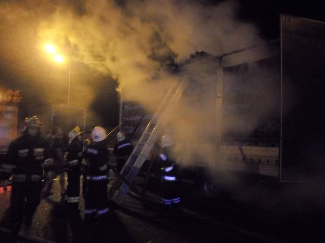 В Ровенской области в грузовике загорелся древесный уголь. Фото: ГСЧС