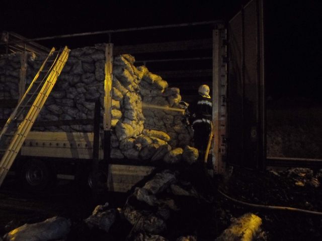 <p>У Рівненській області в вантажівці загорілося деревне вугілля. Фото: ДСНС</p>