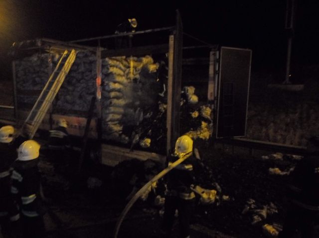 В Ровенской области в грузовике загорелся древесный уголь. Фото: ГСЧС