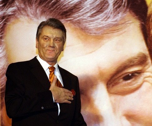 Сразу после отравления. Виктор Ющенко утверждал, что его лицо обезобразила украинская власть. Фото АР