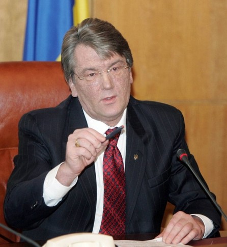 Спустя 2 года. Несмотря на курсы реабилитации, которые постоянно проходил Ющенко, выглядел он не очень хорошо. Фото УНИАН