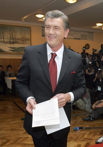 Сейчас. В день парламентских выборов Ющенко предстал перед публикой заметно помолодевший.
