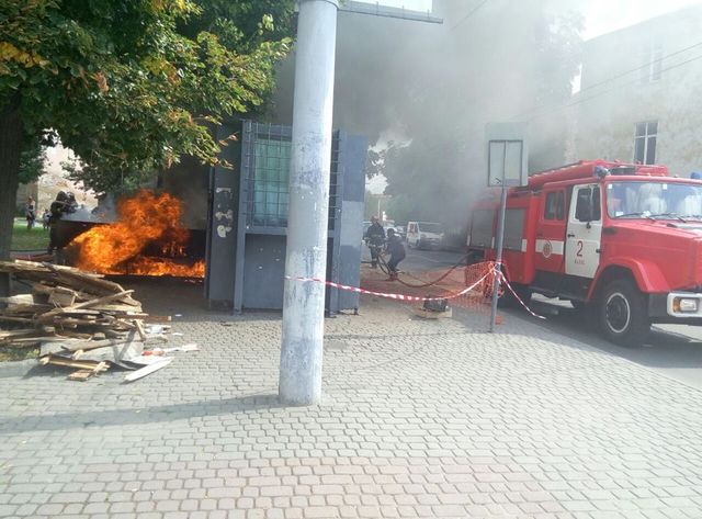 <p><span>На місці пожежі. Фото: ДСНС, патрульна поліція Львова.</span></p>