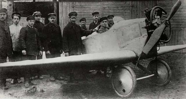 АНТ-1 (1923), перший літак конструкції Андрія Туполєва. Досвідчена одномісна спортивна машина здійснила перший політ 21 жовтня 1923 року. Туполєв до того займався розробкою глісерів і аеросаней, і найпростіший АНТ-1 став, швидше, пробою пера для новоствореного КБ. Туполєву на момент закінчення робіт над літаком виповнилося 35 років. Сам АНТ-1 існував в єдиному екземплярі і був планово розібраний 1937 року.