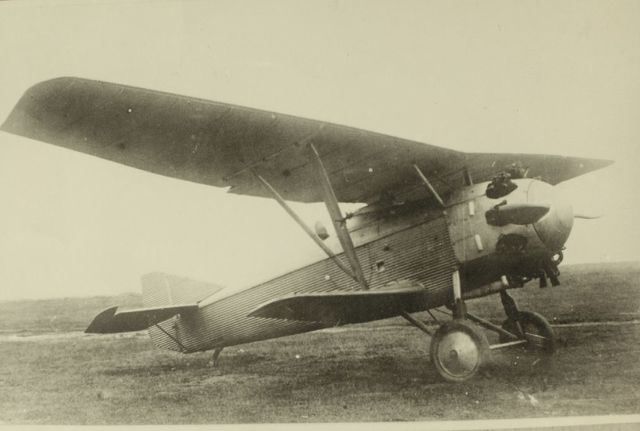 И-4 (1927), первый самолет конструкции Павла Сухого и первый же отечественный цельнометаллический истребитель. На момент его создания 31-летний Сухой работал в КБ Туполева, и И-4 (