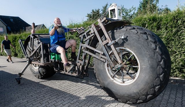 Фрэнк Доз построил 940-килограммовый велосипед
