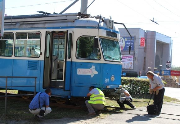 Трамвай столкнулся с авто. Фото: 20minut.ua