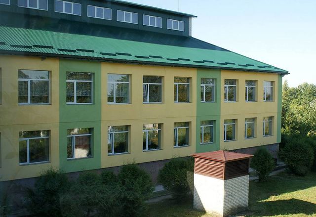 Школа после ремонта и военные. Фото: mil.gov.ua