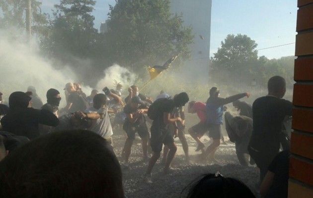 <p><span>Активісти "Азова" штурмують забудову на Святошино, є постраждалі/ Фото azov.press</span></p>