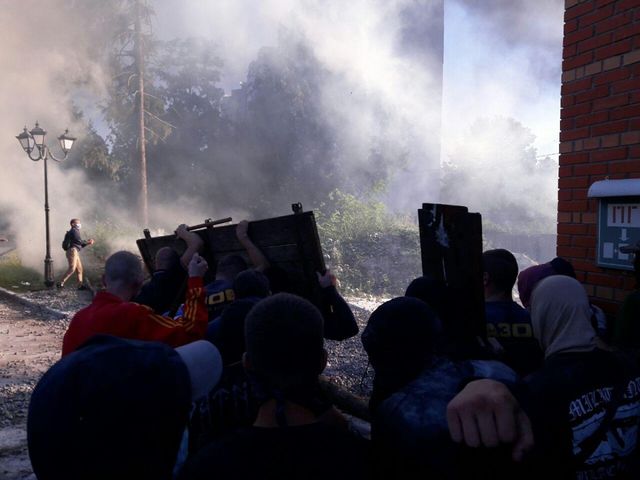 <p><span>Активісти "Азова" штурмують забудову на Святошино, є постраждалі/ Фото azov.press</span></p>