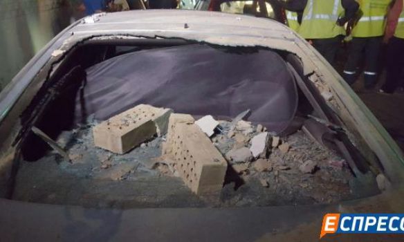 На Подоле в Киеве взорвался гараж: под обломками находится человек