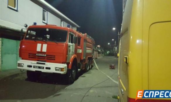На Подоле в Киеве взорвался гараж: под обломками находится человек