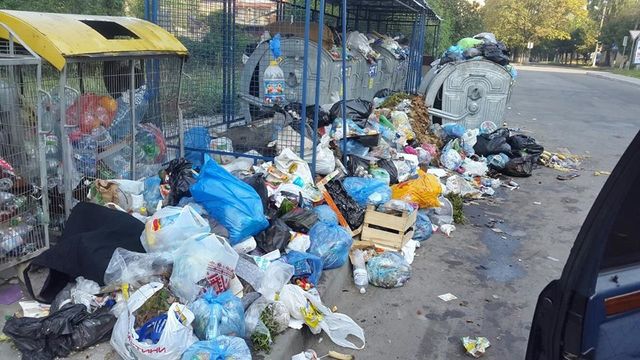 Львов усыпан мусором. Фото: соцсети