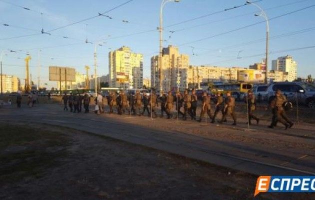 Активисты заблокировали движение возле 'Героев Днепра' espreso.tv