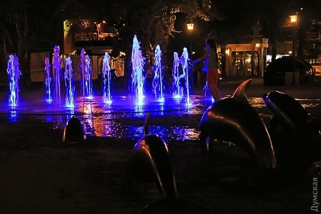 <p>Нічний фонтан запрацював в Одесі. Фото: &laquo;Думская&raquo;</p>