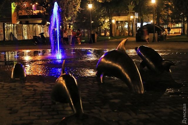 <p>Нічний фонтан запрацював в Одесі. Фото: &laquo;Думская&raquo;</p>