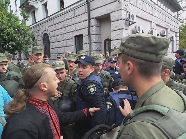Стычки возле посольства РФ в Киеве. Фото: Цензор.НЕТ