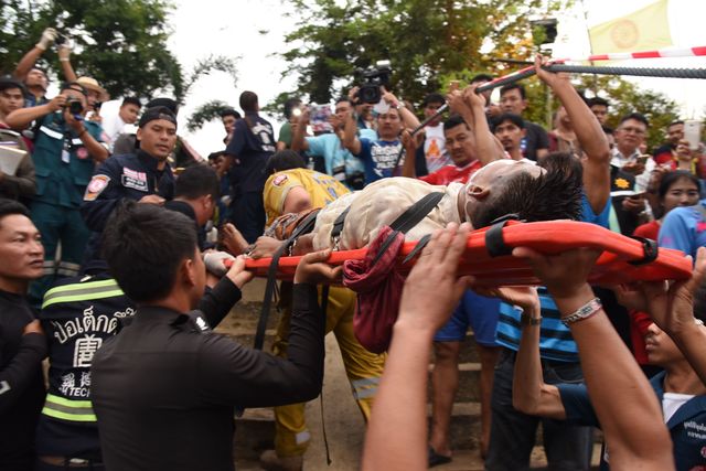 <p><span>У Таїланді пасажирське судно врізалося в бетонний міст, фото AFP</span></p>