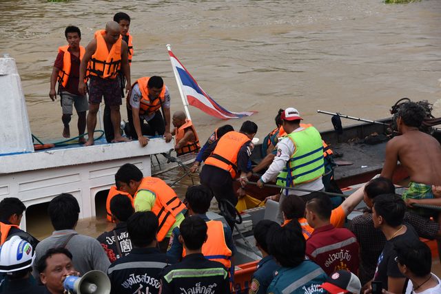 <p><span>У Таїланді пасажирське судно врізалося в бетонний міст, фото AFP</span></p>