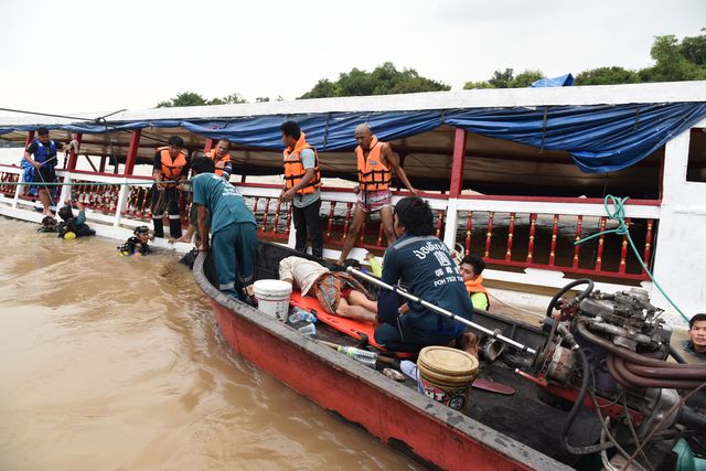 В Таиланде пассажирское судно врезалось в бетонный мост, фото AFP
