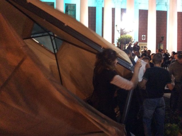 В Одессе вновь поставленную палатку "Антитрухановского майдана" переместили подальше от мэрии