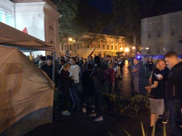В Одессе вновь поставленную палатку "Антитрухановского майдана" переместили подальше от мэрии