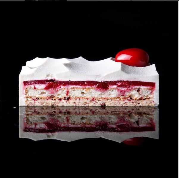 <p>Незвичайні десерти відзначили впливові видання. Фото: instagram.com/dinarakasko</p>