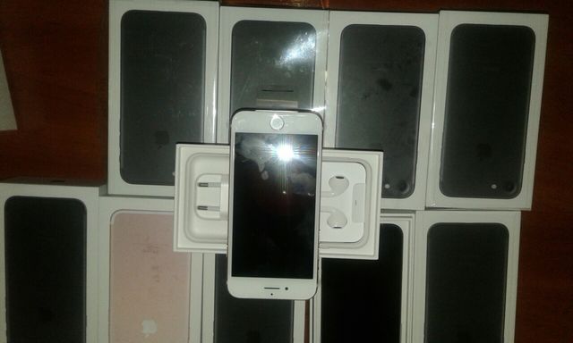 <p>Митники вилучили 10 смартфонів iPhone 7. Фото: ДФС</p>