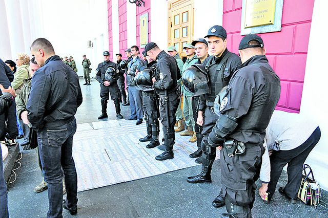 Міськрада. Під час сесії стерегли поліція і муніципальна охорона. Фото: dumskaya.нет