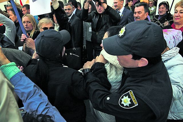 Противостояние. Не обошлось без мелких стычек между активистами. Фото: dumskaya.net
