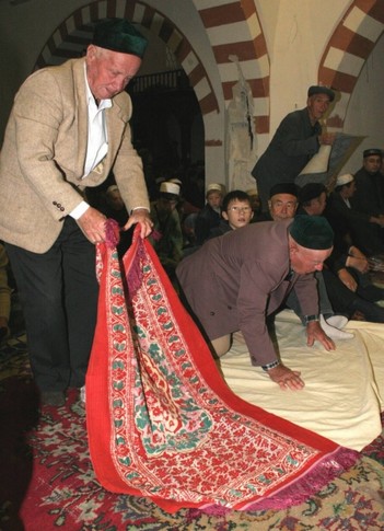 Крымские татары проводят намаз в мечети города Евпатории. УНИАН