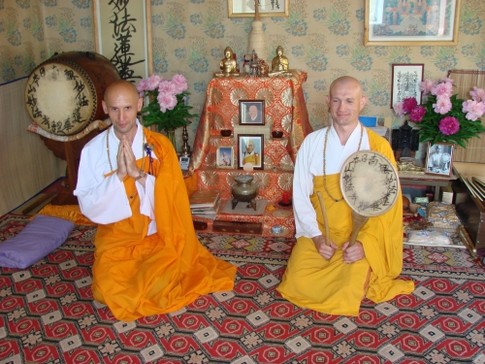 Руководитель буддийской общины монах Роман Турчин (справа) с Сергеем Филоненко (слева).